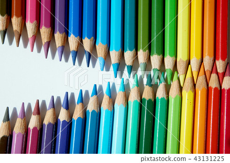 各種顏色的彩色鉛筆以拉鍊形狀放置。 43131225
