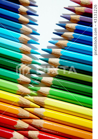各種顏色的彩色鉛筆以拉鍊形狀放置。 43131226