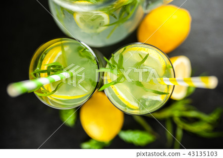 Tarragon lemonade drink 43135103