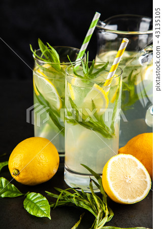 Tarragon lemonade drink 43135105