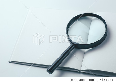 放大鏡和白色筆記 43135724