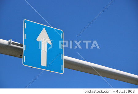 藍藍的天空和箭頭。道路標誌（監管標誌）“按行駛方向分類的交通”。 43135908