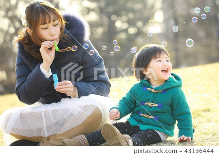 父母和孩子玩肥皂泡 父母和孩子玩肥皂泡 43136444