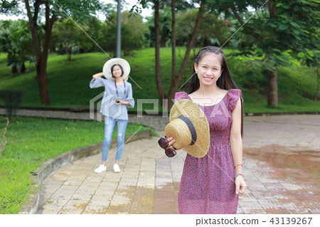 兩名婦女前往越南 43139267