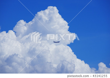 藍天和白色雲彩和飛機 藍天和白色雲彩和飛機 43141255