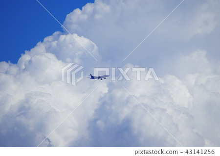 藍天和白色雲彩和飛機 藍天和白色雲彩和飛機 43141256