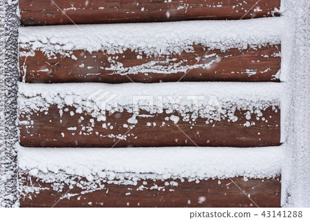 Wooden wall in winter Wooden wall in winter 43141288