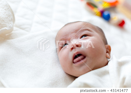 微笑的新生嬰兒 43141477
