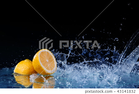 Sliced lemon in the water on black background 43141832