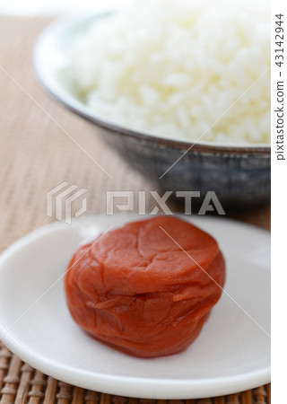 Delicious rice and umeboshi Delicious rice and umeboshi 43142944