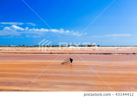 Saline with a metal sculpture in "Saint-Martin" Saline with a metal sculpture in "Saint-Martin" 43144412
