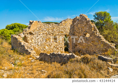 Stone house in the countryside village of Gruissan Stone house in the countryside village of Gruissan 43144414