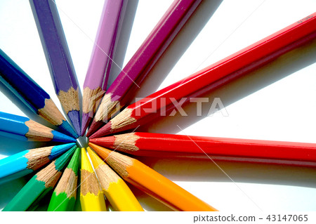 彩虹彩色鉛筆指著他們的頭在一起。 43147065