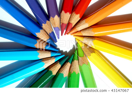 與各種顏色的彩色鉛筆圓形的彩虹。 43147067