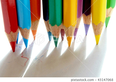 彩色的鉛筆和陰影站在尖頭。 43147068
