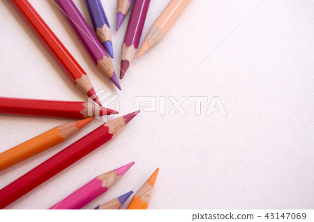 在紅色背景安置的紅色，橙色和桃紅色色的鉛筆。 43147069