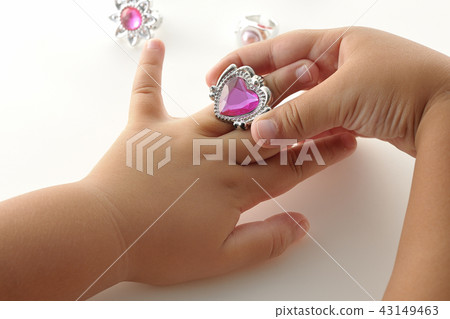 孩子的手玩玩具戒指 43149463