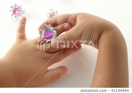 孩子的手玩玩具戒指 43149464