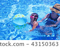 Parent and child playing in the pool 43150363