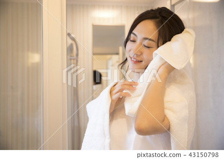 一個女人在浴室裡擦頭髮 43150798