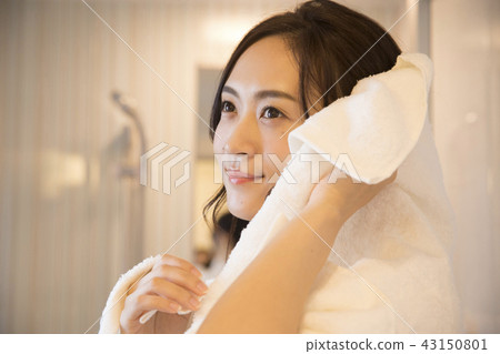 A woman who wipes her hair in the bathroom 43150801