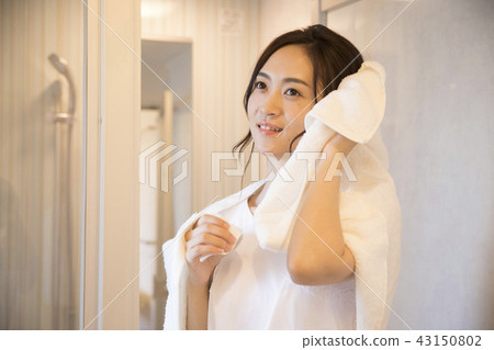 一個女人在浴室裡擦頭髮 43150802