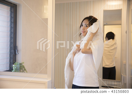 一個女人在浴室裡擦頭髮 一個女人在浴室裡擦頭髮 43150803