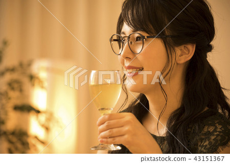 一個活著的女人在晚上 一個活著的女人在晚上 43151367