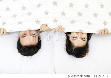 Asian married couple lying 43151497