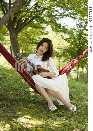演奏儀器的年輕女性模型, 演奏儀器的年輕女性模型, 43153314