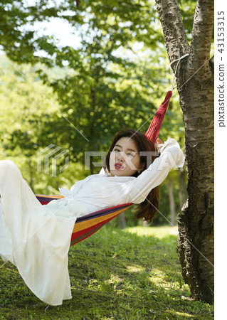 躺在吊床上的年輕女模特， 43153315