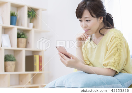 操作智能手機的婦女 43155826