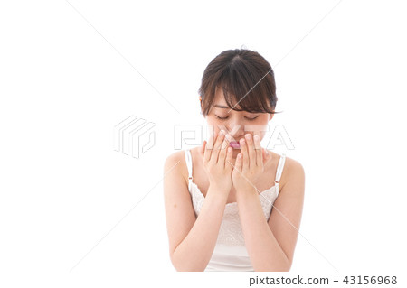A young woman cleansing face A young woman cleansing face 43156968