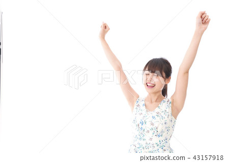 Young women refreshing Young women refreshing 43157918