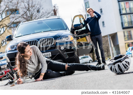 injuries after traffic accident with a car 首页 照片 姿势_表情