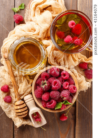 Tea with mint and raspberry 43164079