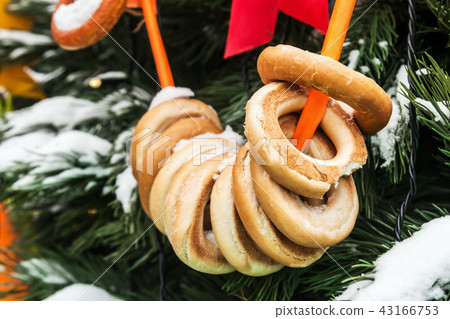 bagels in the snow on the Christmas tree  43166753