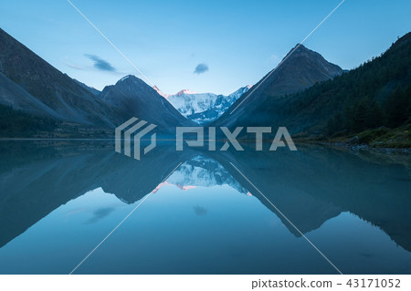 Lake Akkem and Mount Belukha at Sunrise. Altai Mountains. Siberi 43171052