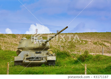 Tank on the Field 43171187