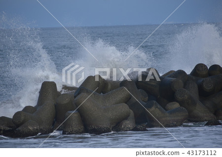 Wave that breaks into tetrapod (Iwasehama Beach / Toyama City Iwase, Toyama Prefecture) 43173112
