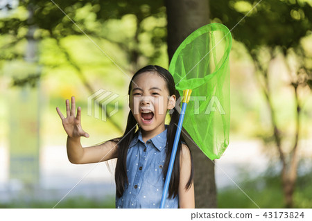 Children, girl, happiness, proud, holding a dragonfly, surprise, amazement, joy, outdoor activity, sister, laugh, experience, nature learning 43173824
