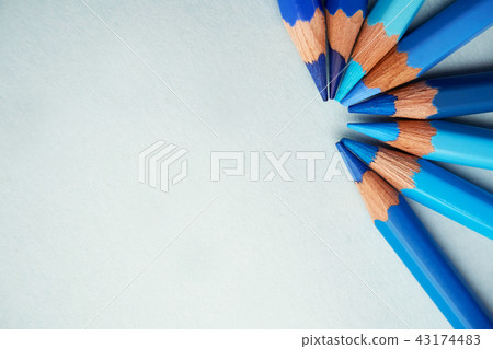 藍色，藍色，靛藍和其他藍色彩色鉛筆被放置在藍色背景的半圓。 43174483