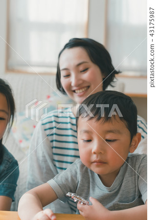 family, child, whelp 43175987