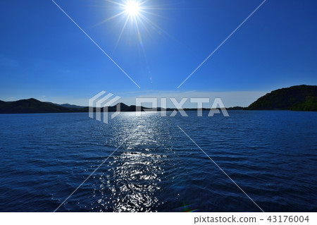 Lake Inawashiro where light shines from the top of the ship 43176004