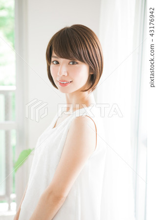 短髮的女性（*請避免在網站和應用程序上使用婚姻活動和約會機構等內容） 43176942