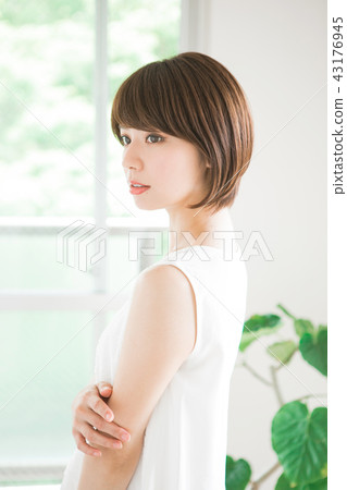 Women's hair style image 43176945