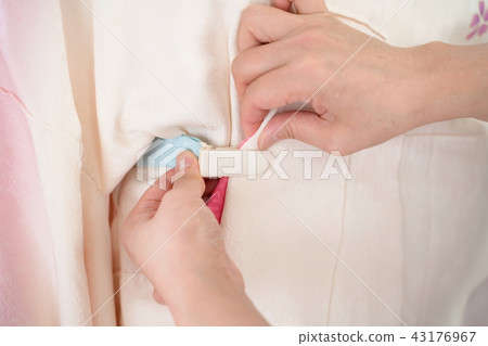 穿和服、繫上和服腰帶 穿和服、繫上和服腰帶 43176967