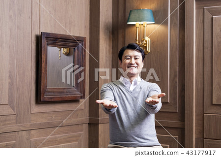 Middle-aged man, CEO, president, representative, office, office, office 43177917