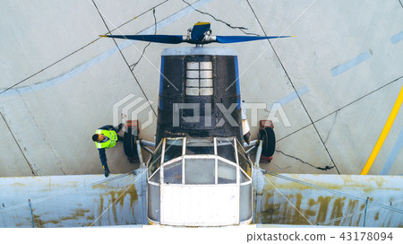 airport worker service 43178094