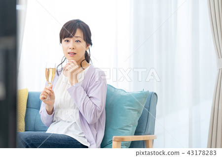 母親中間女人全職家庭主婦 43178283